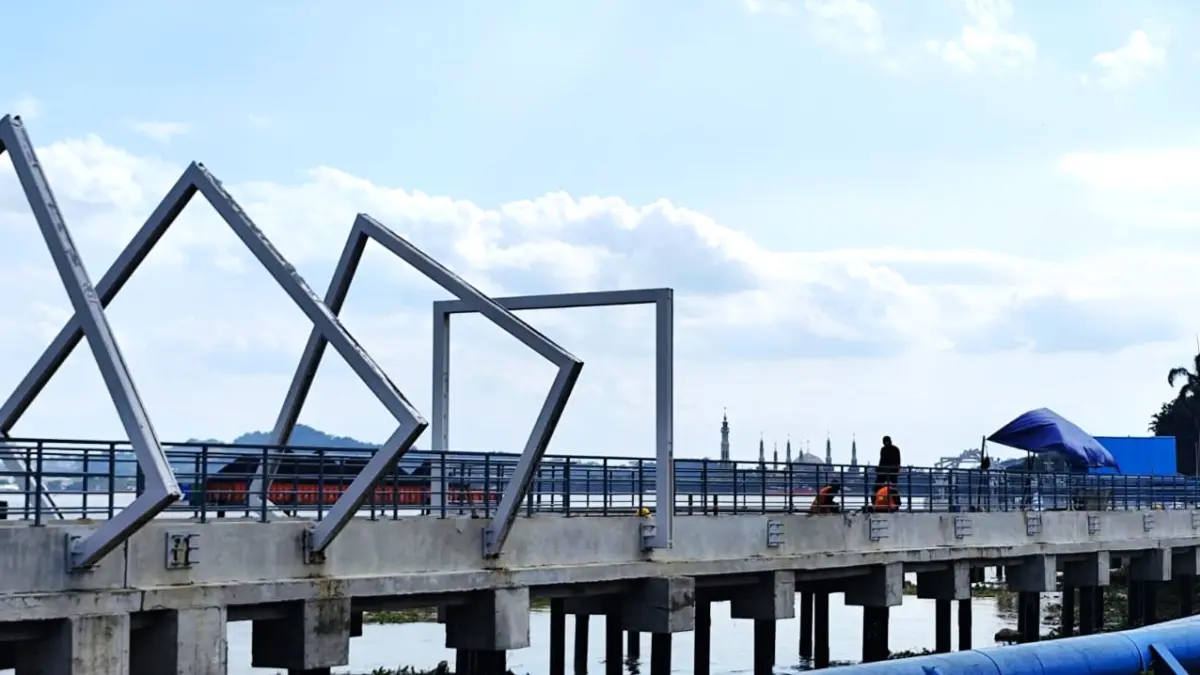 AKSES PEDESTRIAN: Progres pembangunan struktur jalan dan jembatan pejalan kaki sepanjang 420 meter yang membentang dari depan Kantor Gubernur Kaltim hingga simpang Jalan Awang Long. Pemkot menargetkan penataan kawasan ikonik ini rampung kontrak pada 27 Desember 2026. (FOTO: DENNY SAPUTRA/KP)