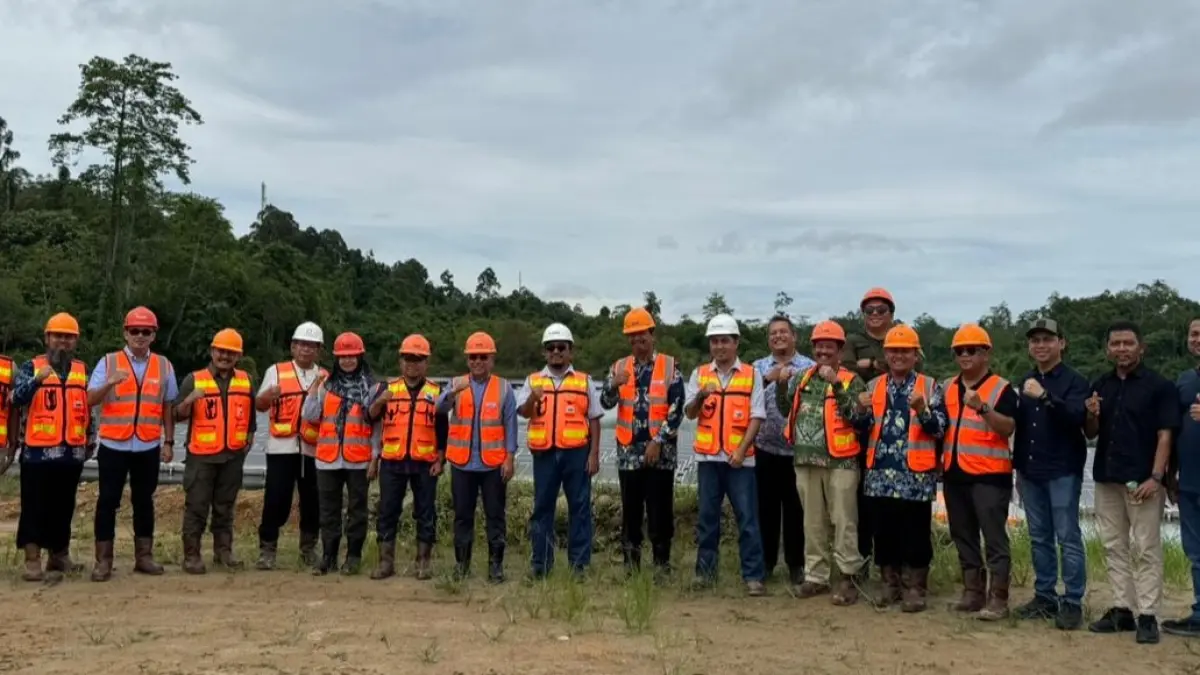 SUMBER DAYA AIR: Jajaran Tim UPTD SPAM Regional Kaltim saat melakukan peninjauan fisik kelayakan infrastruktur instalasi pengolahan air bersih di lokasi SPAM Indominco. Proyek lintas wilayah Bontang-Kutim ini didorong menjadi pilot project pertama yang beroperasi secara komersial di Benua Etam. (FOTO: ISTIMEWA)