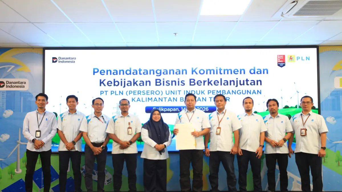 ABADIKAN MOMEN: General Manager bersama jajaran manajemen PLN UIP Kalimantan Bagian Timur foto bersama usai penandatanganan Komitmen dan Kebijakan Bisnis Berkelanjutan di Balikpapan