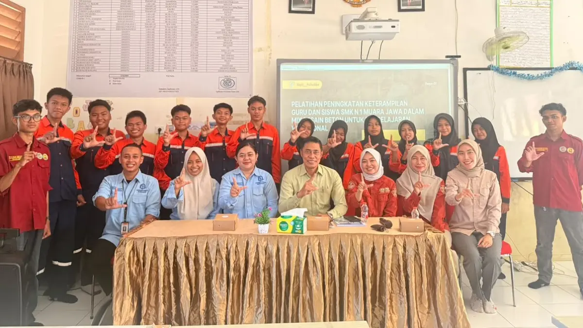 Akademisi dari Poltekba bersama Siswa SMK 1 Muara Jawa.