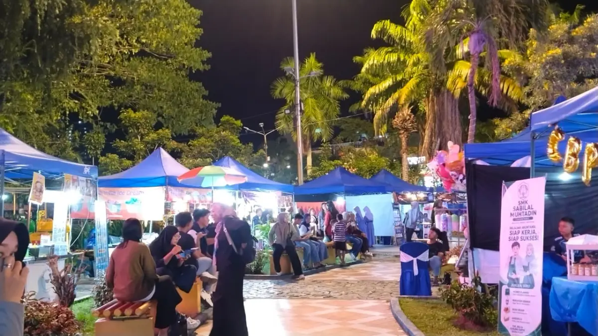 ANTUSIAS: Para pengunjung silih berganti memadati stan-stan makanan yang menyajikan perpaduan antara jajanan tradisional hingga tren kuliner masa kini.