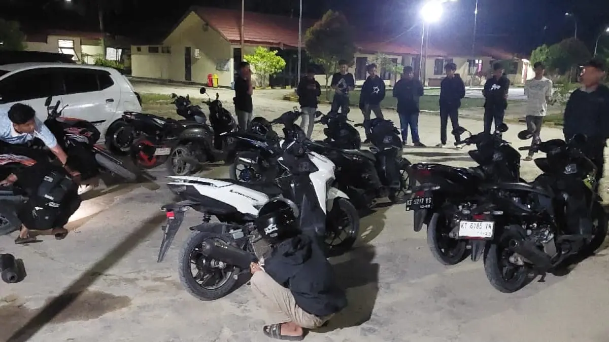 BUBARKAN: Polsek Waru, Polres PPU, membubarkan aksi balap liar dan menyita knalpot brong.(Dok.Humas Polres PPU)