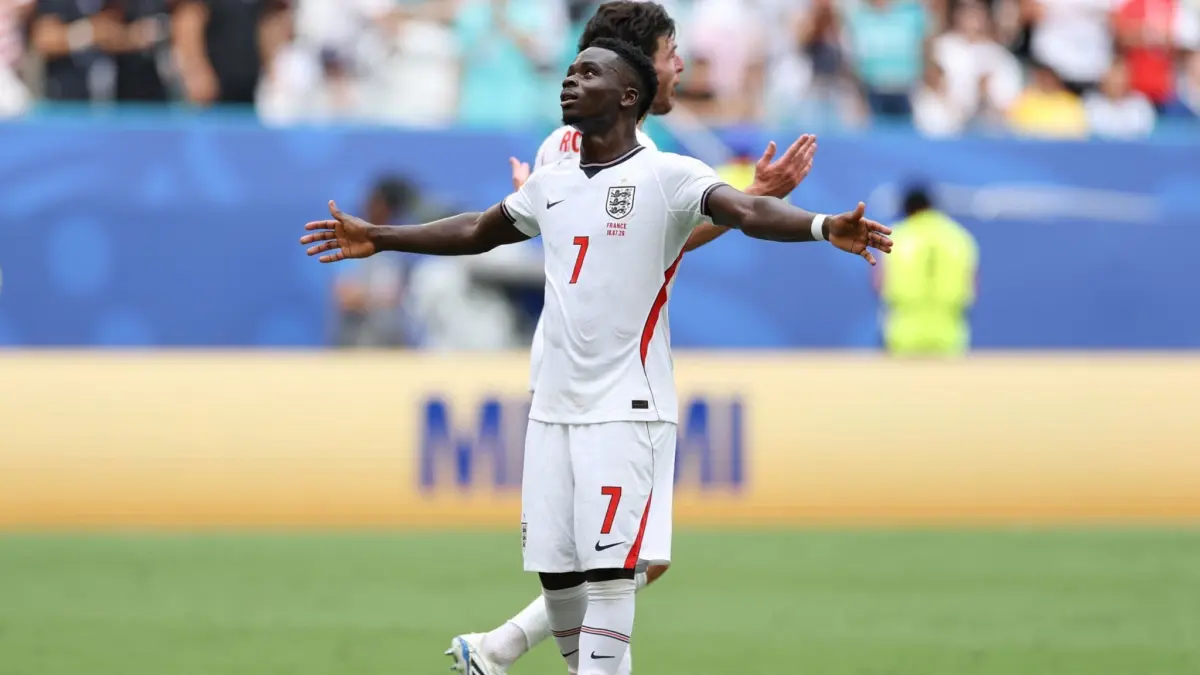 Buyako Saka setelah brace di babak pertama Inggris vs Prancis, Minggu (19/7/2026). (@FaktaSepakbola/X) 