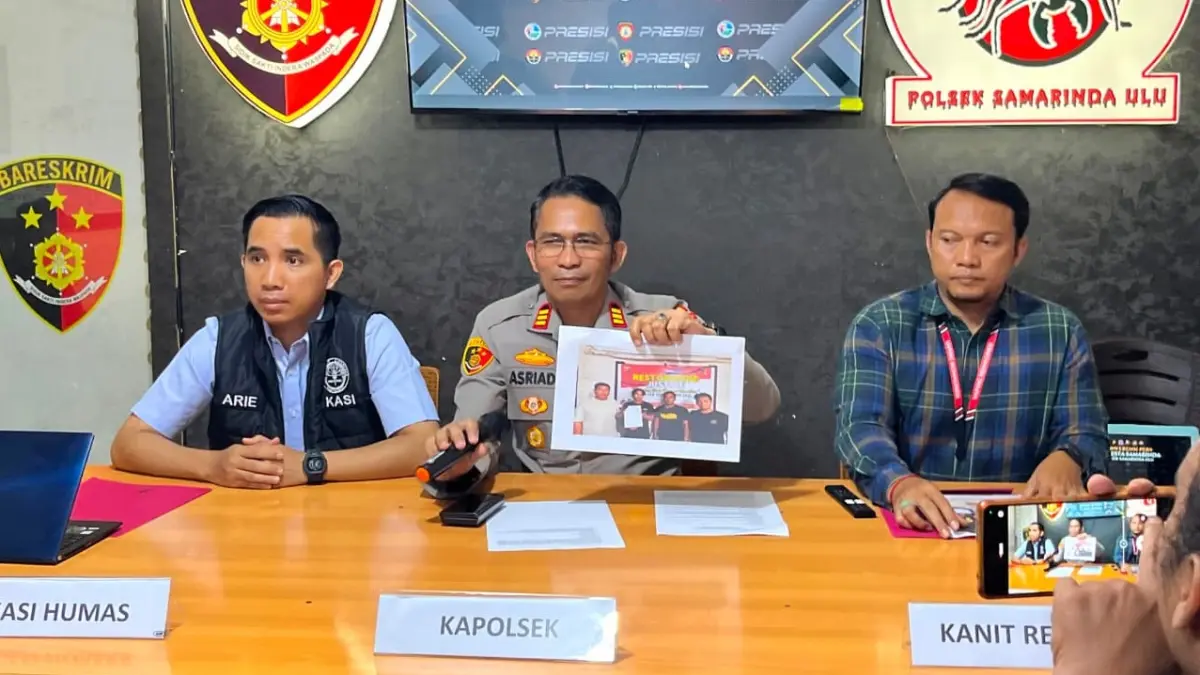 DAMAI: Kapolsek Samarinda Ulu AKP Asriadi (tengah) menunjukkan dokumentasi kesepakatan perdamaian kasus pengeroyokan di Jalan Anggur, Samarinda Ulu. HAFIZ/KP