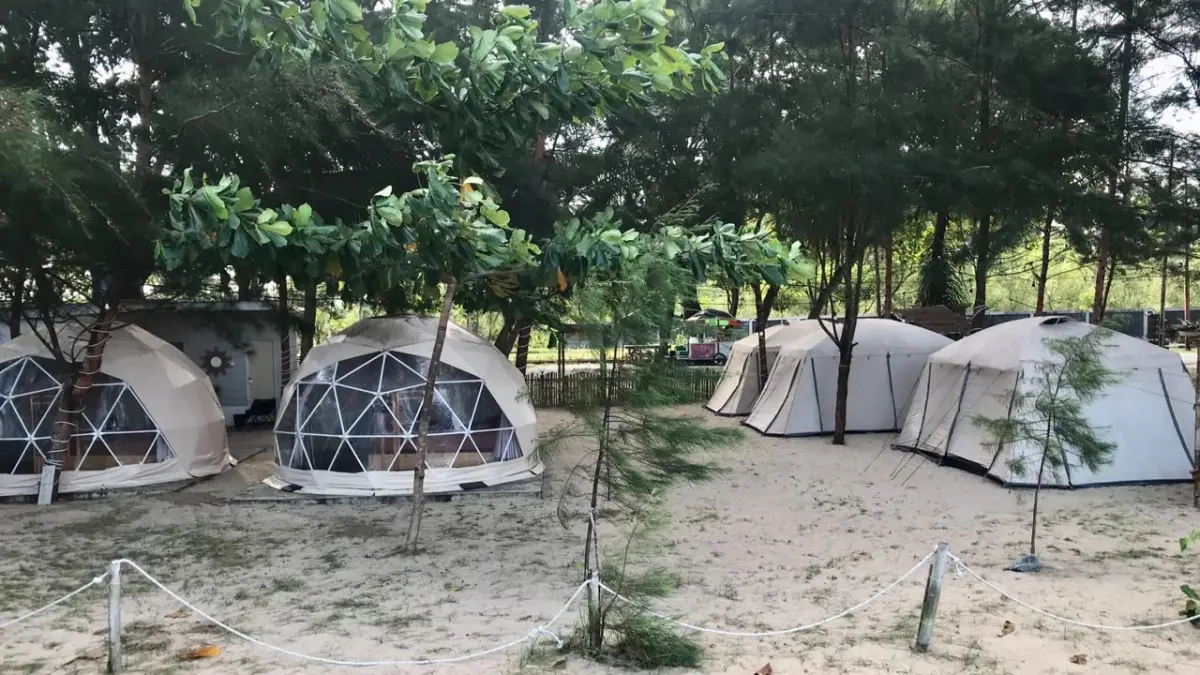 FASILITAS: Penginapan berkonsep glamping ini menawarkan pilihan Tenda Dome dan Tenda Kiyowo dengan fasilitas modern bagi wisatawan yang ingin menikmati suasana menginap di tepi pantai. Jumat (17/7). 