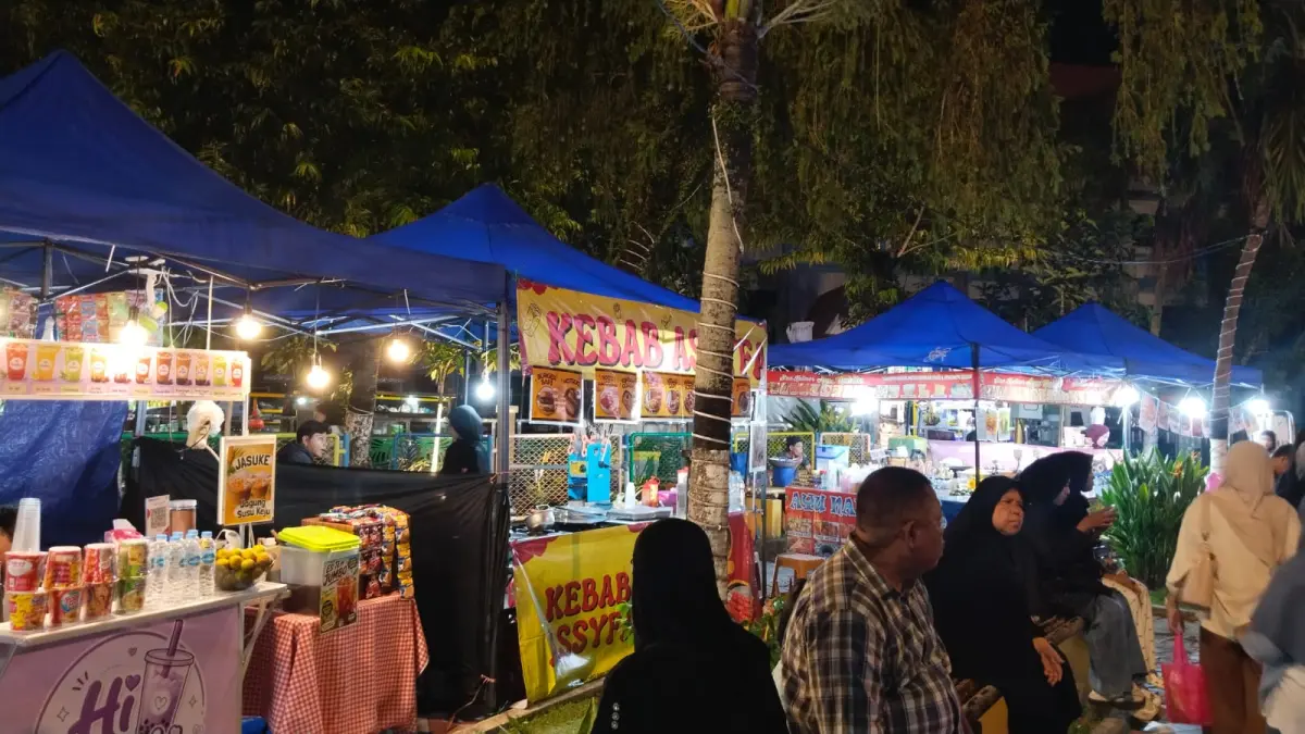 HIBURAN: Masyarakat Balikpapan menikmati akhir pekan dengan menghadiri Festival Karya Cinta, Bangga, dan Paham (CBP) Rupiah garapan Bank Indonesia di Taman Bekapai. PUTRA MALINAU/KP