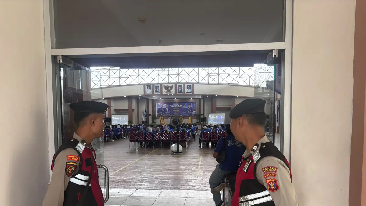 JAGA: Personel Polres PPU tampak menjaga kegiatan Rakerda DPD Partai Amanat Nasional (PAN) PPU yang dirangkaikan dengan Pelantikan Relawan Edi Oloan Pasaribu di Gedung Graha Pemuda Pangeran Singa Begara, Minggu (19/7). (Dok.Humas Polres PPU)