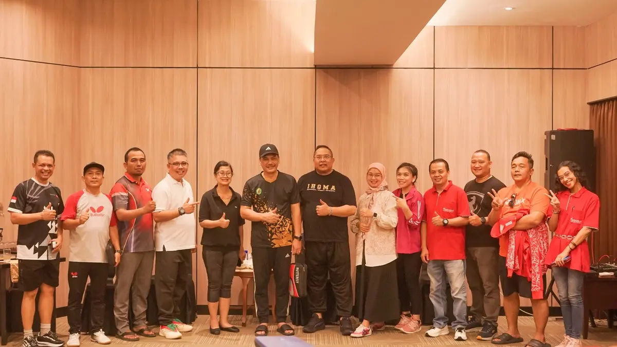 Kepala Dispar Kaltim Muhammad Faisal bersama Ketua IHGMA Kaltim Hendri Kurniawan dan jajaran mengikuti laga persahabatan tenis meja di Swiss-Belhotel Samarinda, Sabtu (18/7).