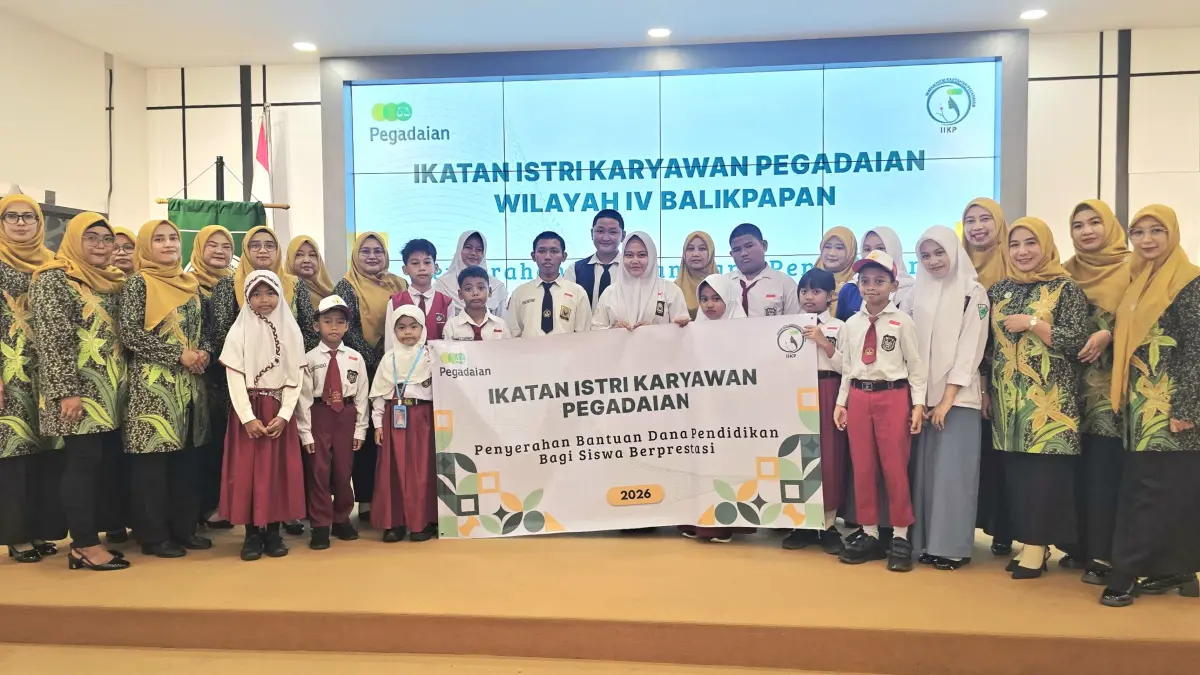 KEPEDULIAN: Ikatan Istri Karyawan Pegadaian Wilayah IV Balikpapan menyalurkan Bantuan Dana Pendidikan Siswa Berprestasi 2026 kepada putra-putri tenaga pendukung yang memiliki prestasi akademik.