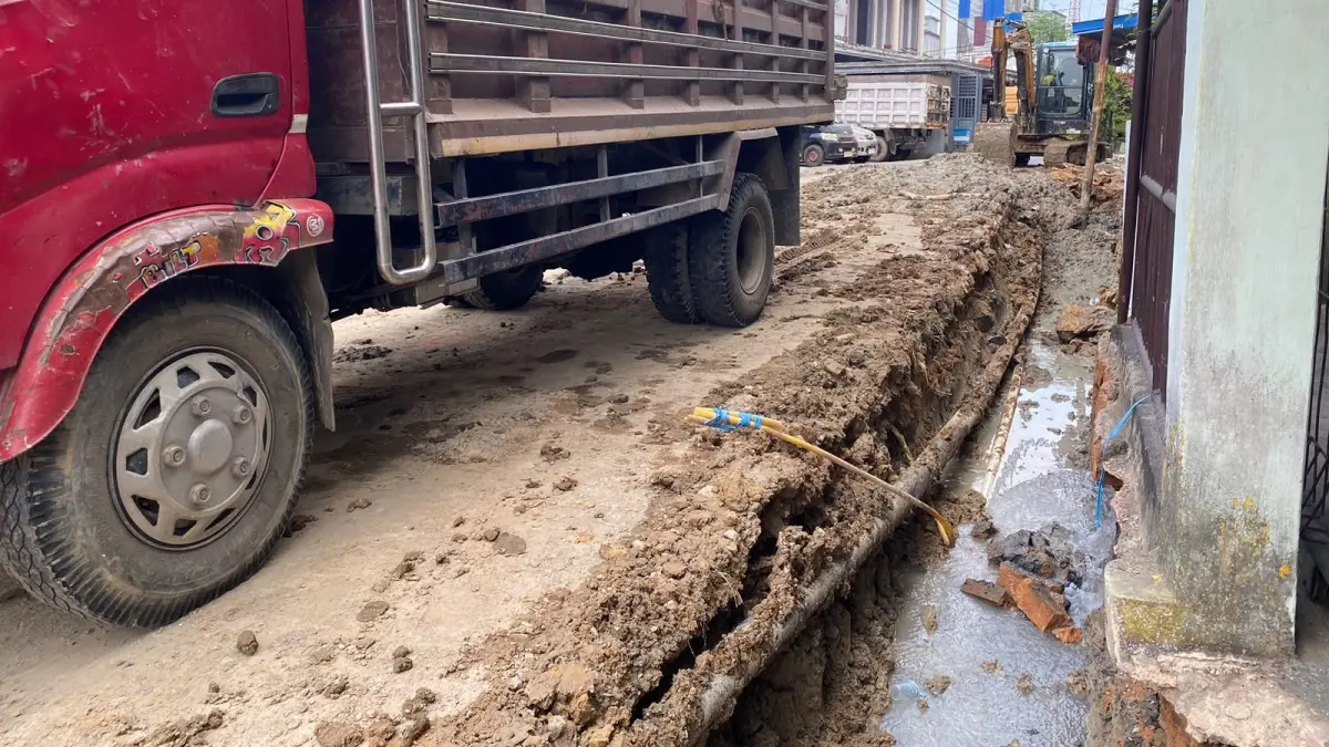 MENGUCUR: Suplai air bersih dari Perumda Tirta Taman Bontang terbuang ke parit karena pipa bocor terkena alat berat proyek pelebaran parit. (ADIEL KUNDHARA/KP)