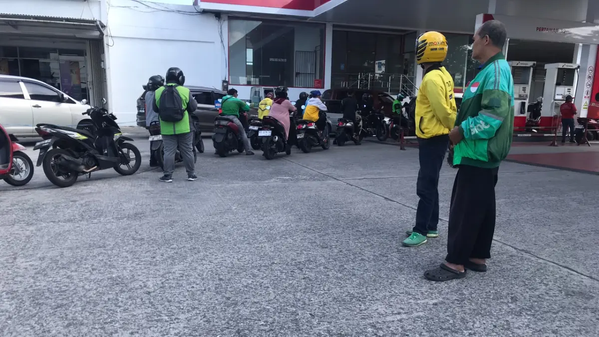 Ojol mengantre BBM bersubsidi di SPBU di Balikpapan. (FOTO M TAUFIK/KP)