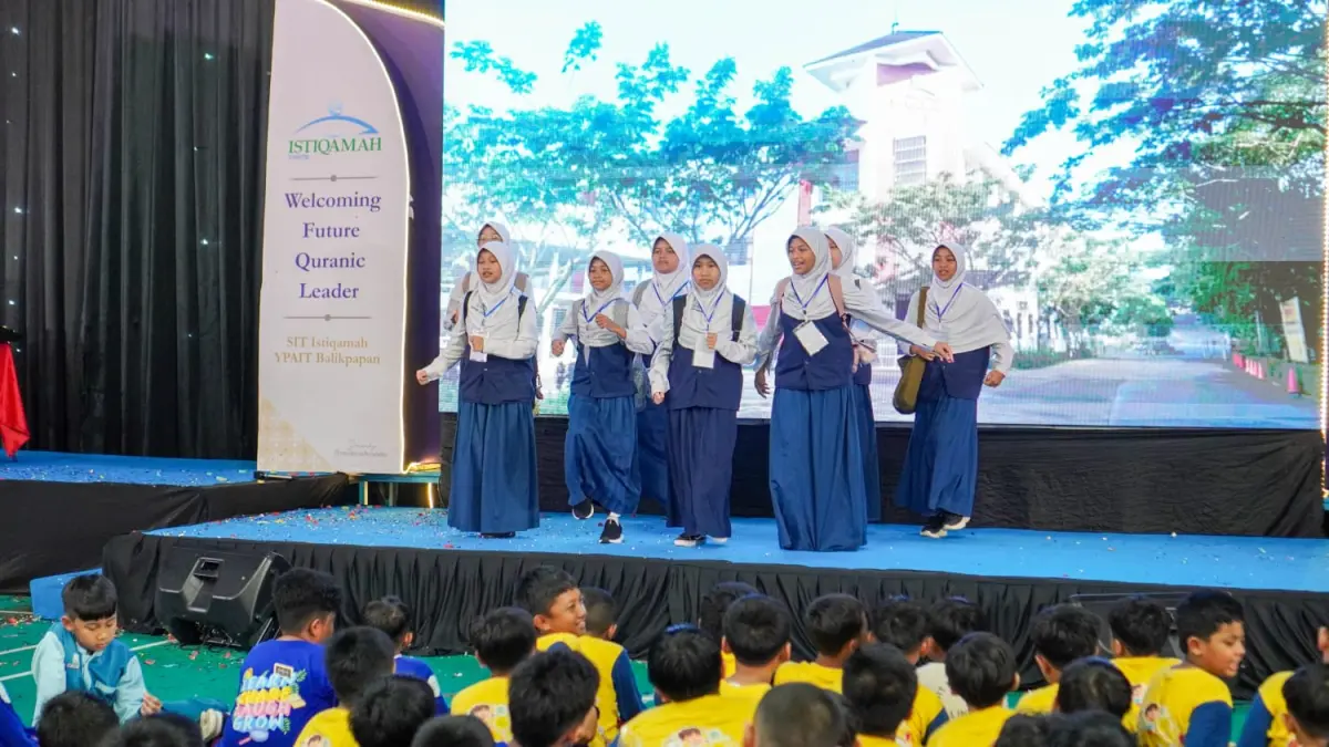 PANGGUNG EKSPRESI: Panggung ekspresi menampilkan berbagai kegiatan MPLS dan Festival Komunitas 13 Gerakan.