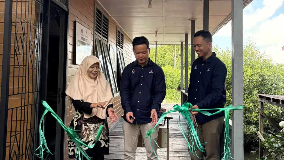 SERAH TERIMA: Direktur PT MPMKM Ranov Fasallo (tengah) potong pita menandai serah terima pembangunan ruang asesmen nasional berbasis komputer di SD 014 Anggana. (AKBAR/KP)