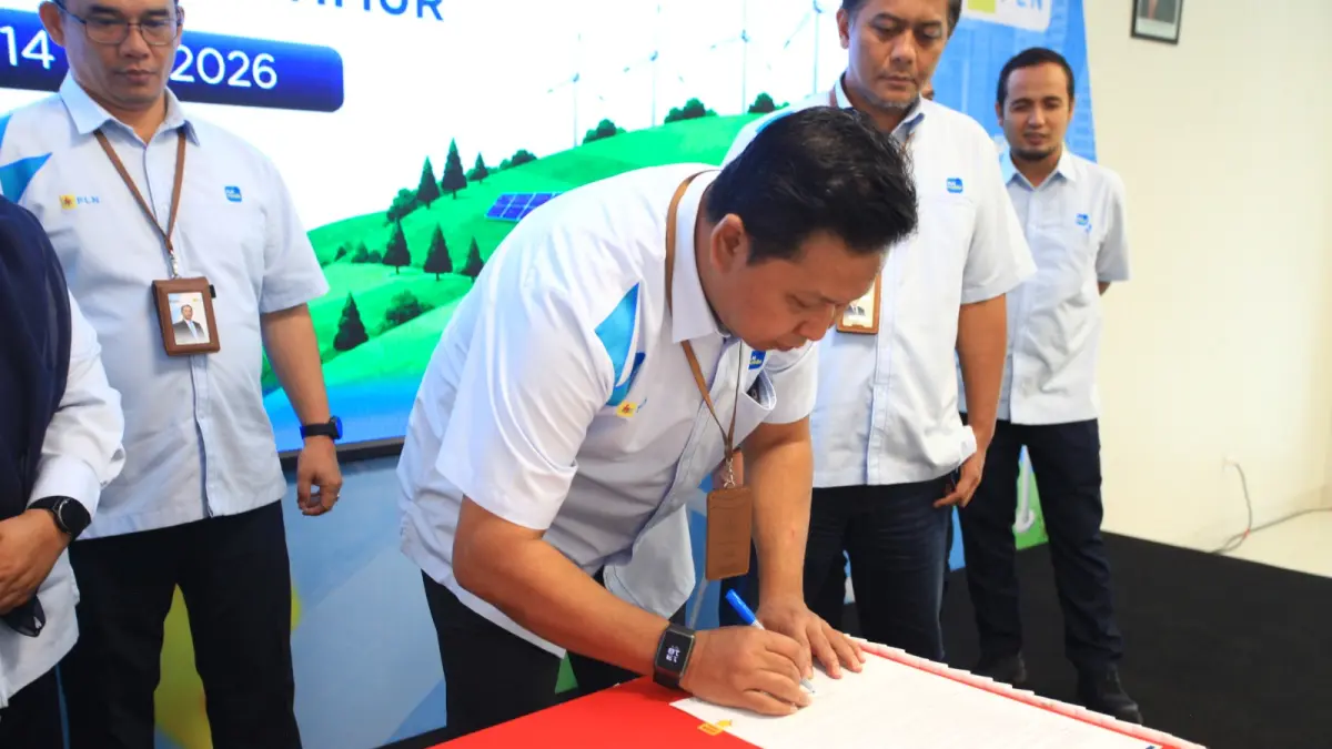 TEKEN KOMITMEN: General Manager PLN UIP Kalimantan Bagian Timur, Dewanto, menandatangani Komitmen dan Kebijakan Bisnis Berkelanjutan sebagai bentuk penguatan implementasi ESG di lingkungan PLN UIP KLT.