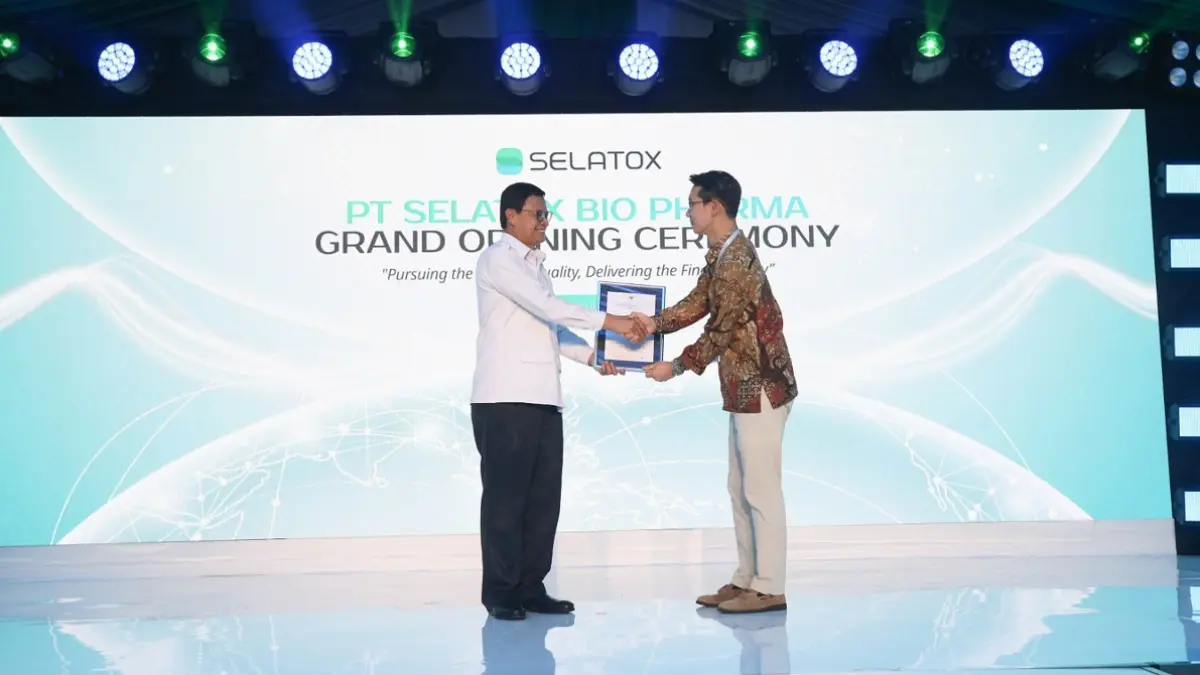 Kepala Badan Pengawas Obat dan Makanan (BPOM) RI Taruna Ikrar (kiri) menyerahkan sertifikat Cara Pembuatan Obat yang Baik (CPOB) kepada Chief Executive Officer PT Selatox Bio Pharma Joh Young Hoon dalam peresmian fasilitas manufaktur biofarmasi Selatox di Cikarang, Jawa Barat, Senin (20/7/2026).