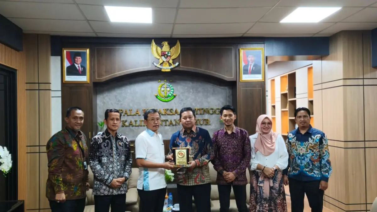 ABADIKAN MOMEN: Jajaran PLN Group Kalimantan Timur bersama Kejaksaan Tinggi Kalimantan Timur berfoto bersama usai audiensi penguatan sinergi pembangunan infrastruktur ketenagalistrikan.