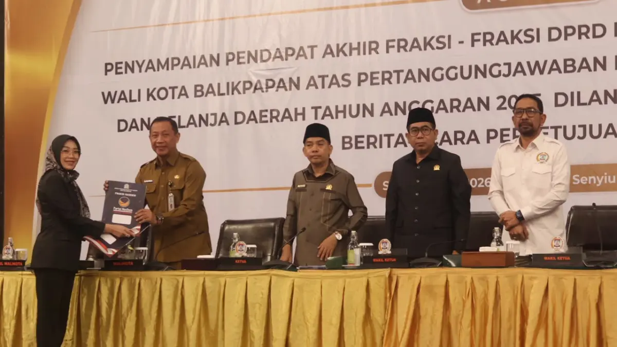 Anggota Fraksi NasDem DPRD Balikpapan, Vera Yulianti menyampaikan pendapat akhir fraksinya terkait Raperda Laporan Pertanggungjawaban Pelaksanaan APBD 2025 dalam rapat paripurna di Hotel Gran Senyiur, Senin (20/7/2026). (ANGGI PRADITHA/KP)