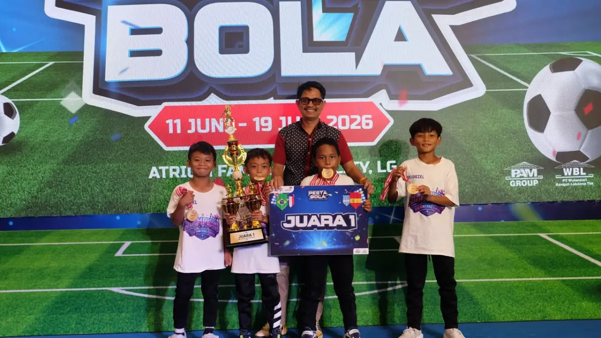 BANGGA : Tim Bintang Timur sukses menerima trofi kemenangan Mini Soccer 3 on 3 Competition pada Minggu (19/7).