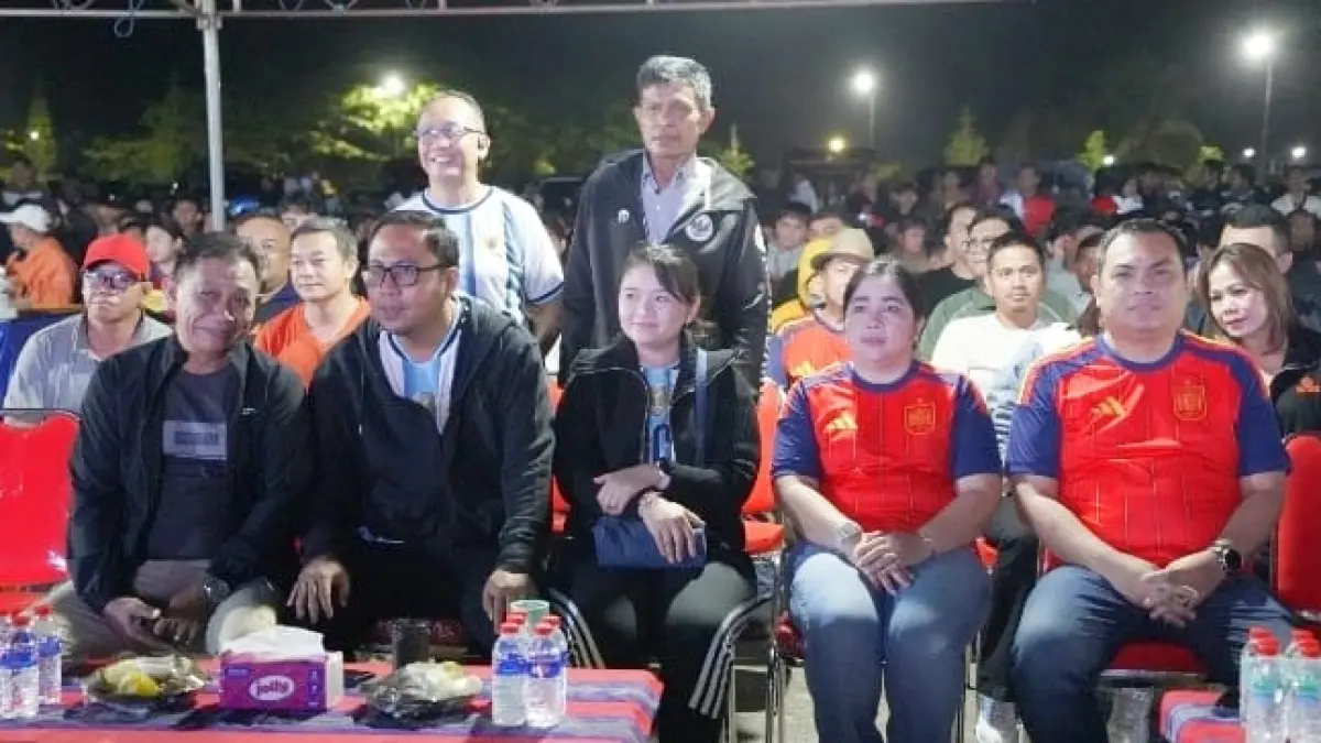 Bupati Kutai Barat Frederick Edwin hadir bersama ribuan warga saat nonton bareng final Piala Dunia 2026 di Alun-Alun Itho, Sendawar, Minggu (19/7) malam.