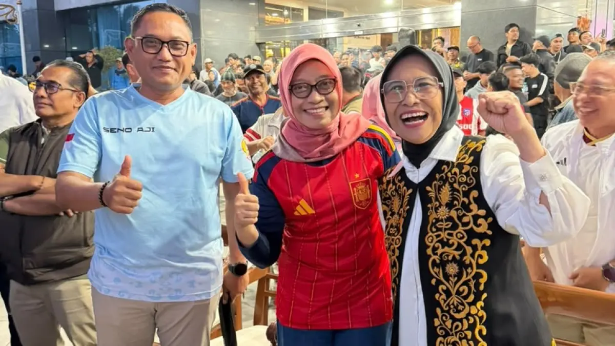 Dari kiri Seno Aji, Hetifah Sjaifudian, dan Sri Wahyuni saat Nobar Final Piala Dunia 2026.