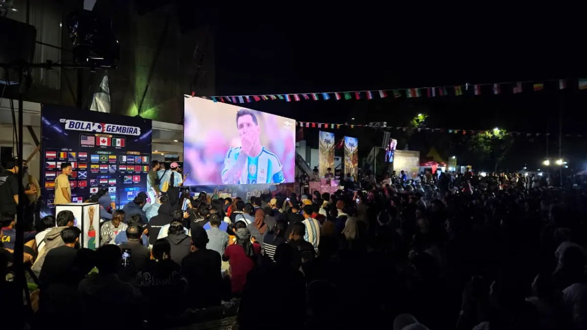 ibuan warga memadati halaman parkir GOR Segiri Samarinda saat mengikuti nonton bareng final Piala Dunia 2026 antara Argentina dan Spanyol, Senin (20/7) dini hari. (HAFIZ/KALTIM POST)