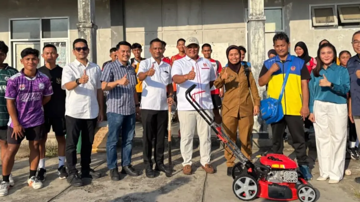 Ketua Umum KONI Kaltim Anderiy Syachrum (tengah) menyerahkan satu unit mesin potong rumput dorong untuk lapangan hoki di kawasan Gelora Kadrie Oening, Samarinda. (FOTO: HUMAS KONI KALTIM)