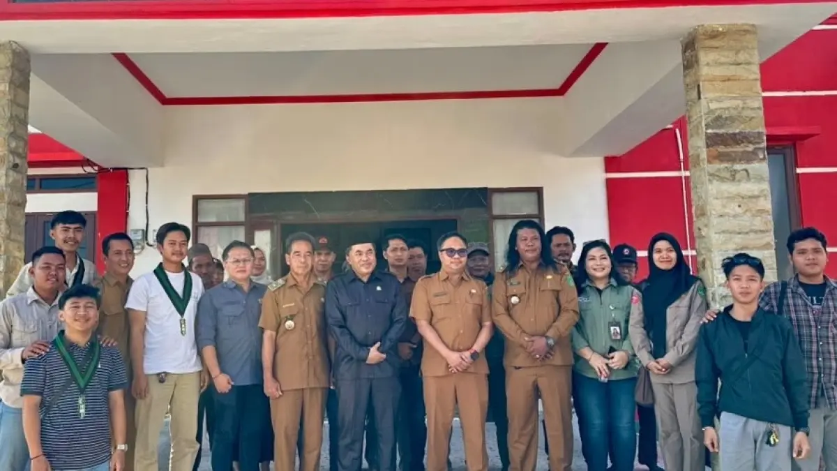 Kunjungan HMI Komisariat Hukum bersama Ketua DPRD Kukar ke Kantor Desa Sungai Payang mengawal pembangunan jembatan (Ist)