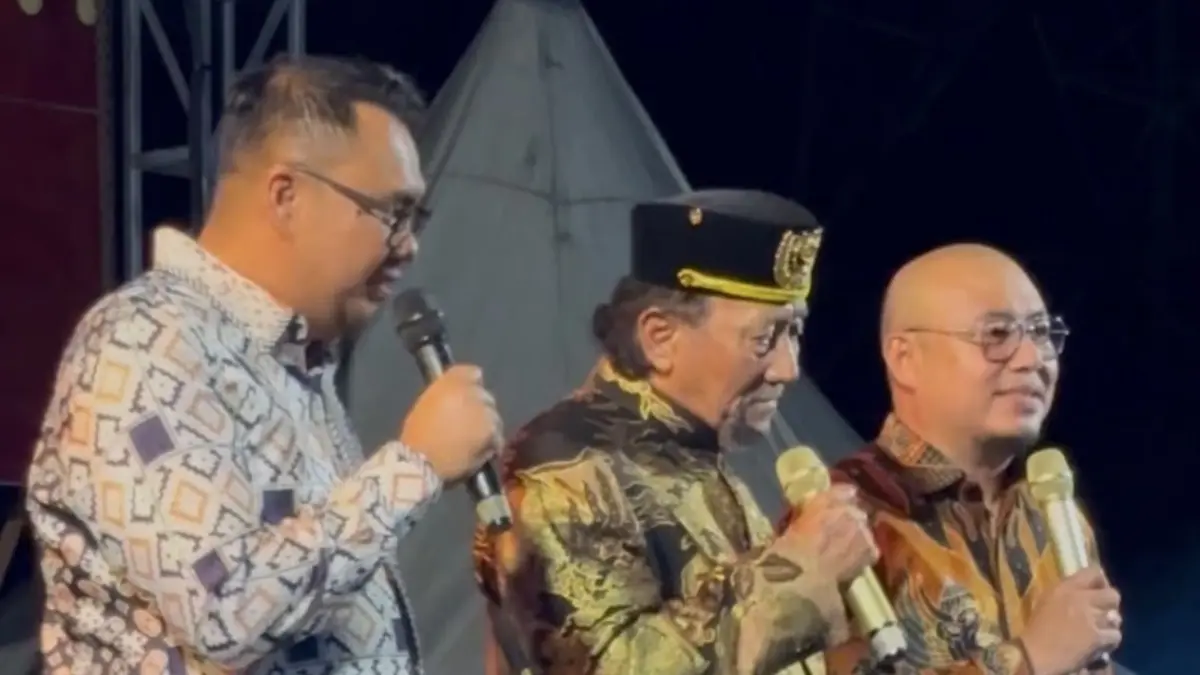 MERIAH. Panggung Festival Budaya Sri Muntai Menjadi Saksi Kreativitas Musisi Lokal. Bupati dan Sultan ikut menyanyikan lagu daerah.