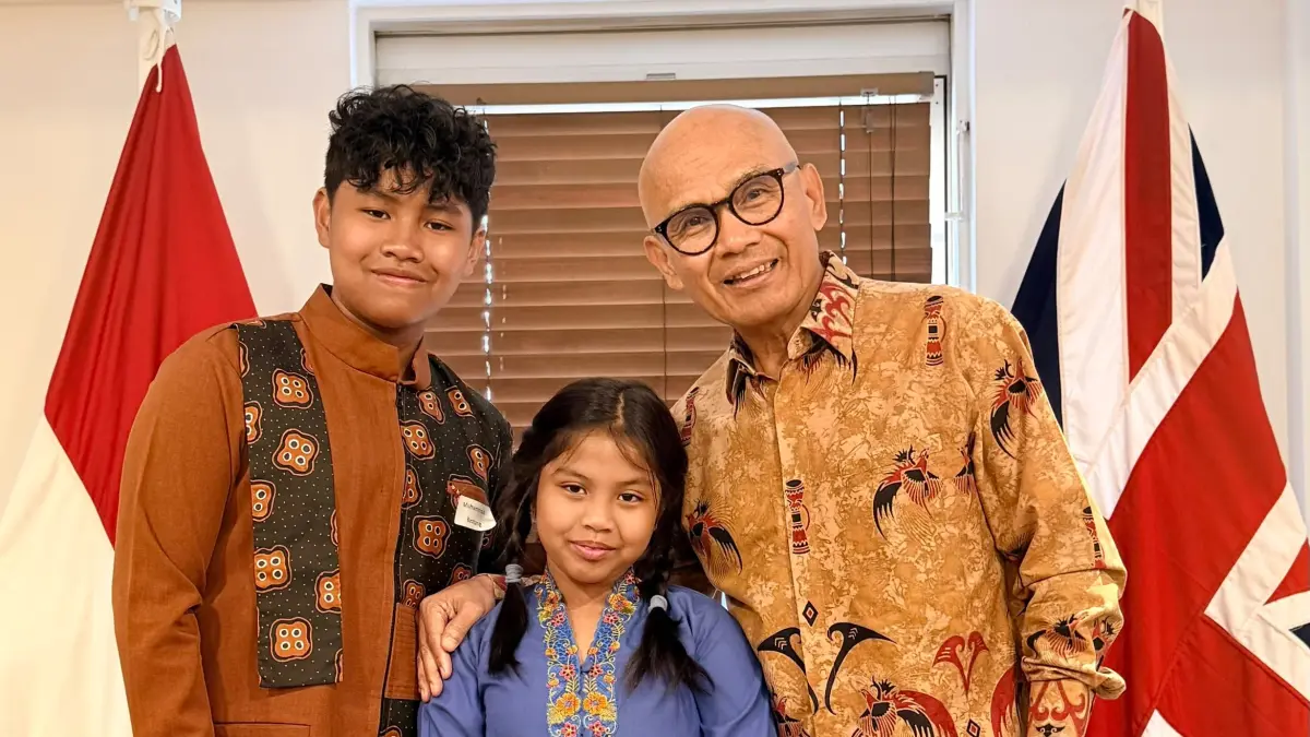 MOMEN: Muhammad Bintang Prabu Adinata dan Maharatu Bulan Adinata bersam Desra Percaya, Duta Besar Indonesia untuk Inggris Raya dan Irlandia di KBRI London. (IST)