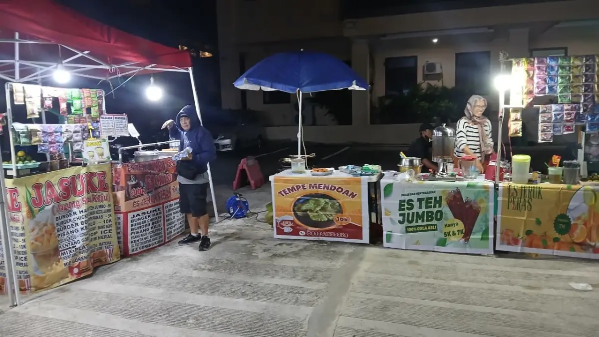 Pedagang UMKM dalam Nobar Final Piala Dunia 2026 di Polresta Balikpapan. (FOTO M TAUFIK/KP)