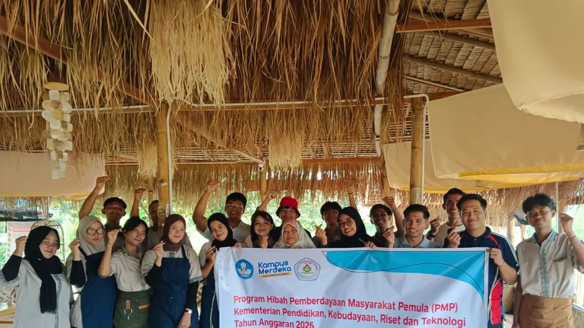 PENGABDIAN: Tim dosen dan mahasiswa dari prodi pendidikan dan ekonomi foto bersama peserta pelatihan digitalisasi di Bebek Pinggir Sawah di Betapus, Sabtu (18/7).