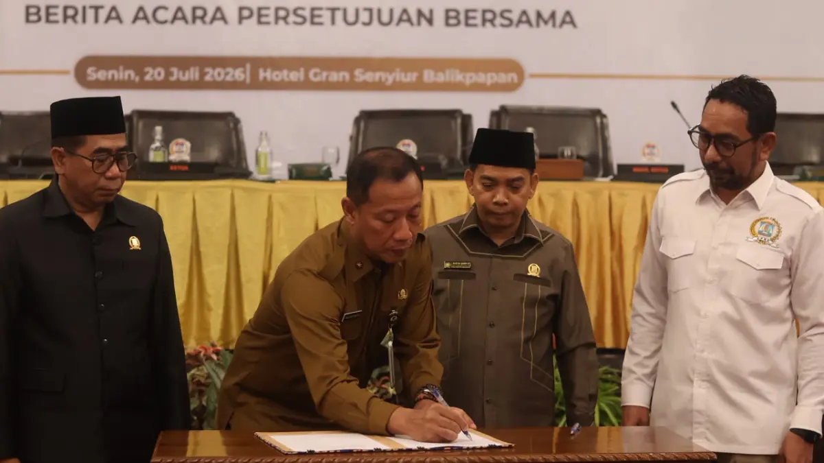 PENGESAHAN APBD: Pimpinan DPRD Kota Balikpapan bersama Pj Sekda Balikpapan, Agus Budi Prasetyo, melakukan penandatanganan berita acara persetujuan Raperda Pertanggungjawaban APBD 2025 di Gedung DPRD Balikpapan. (ANGGI/KP)