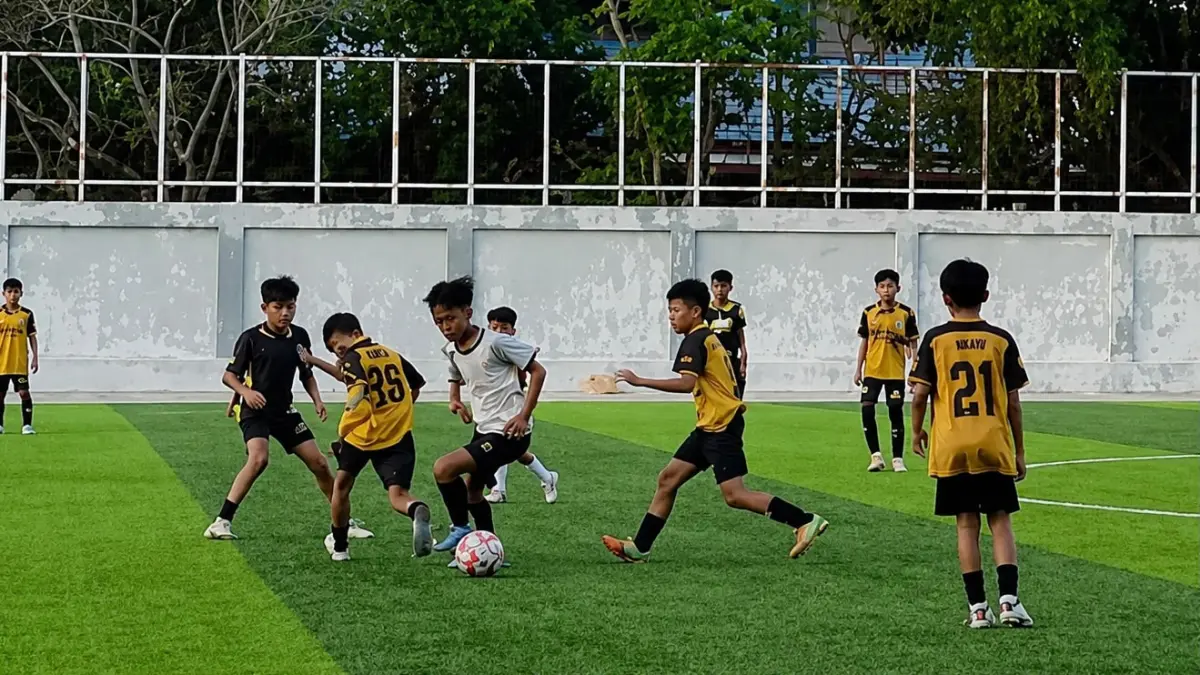 Pesepak bola muda Balikpapan. (FOTO NURON/KP)