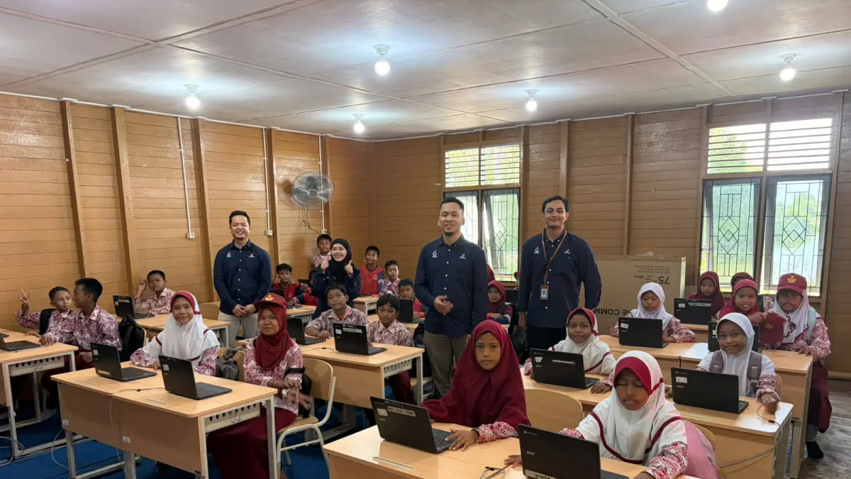 RUANG: Manajeman PT MMPKM saat pose bersama para siswa SD 014 Anggana di ruang baru usai serah terima kemarin.