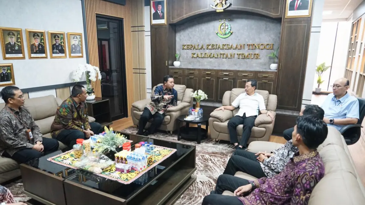 SAMBUT HANGAT: Suasana diskusi PLN Group Kaltim bersama Kejati Kaltim terkait pengamanan proyek strategis ketenagalistrikan