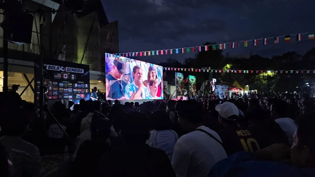 Sekitar 4.000 warga memadati halaman parkir GOR Segiri Samarinda saat mengikuti nonton bareng final Piala Dunia 2026 antara Argentina dan Spanyol, Senin (20/7) dini hari. (HAFIZ/KALTIM POST)