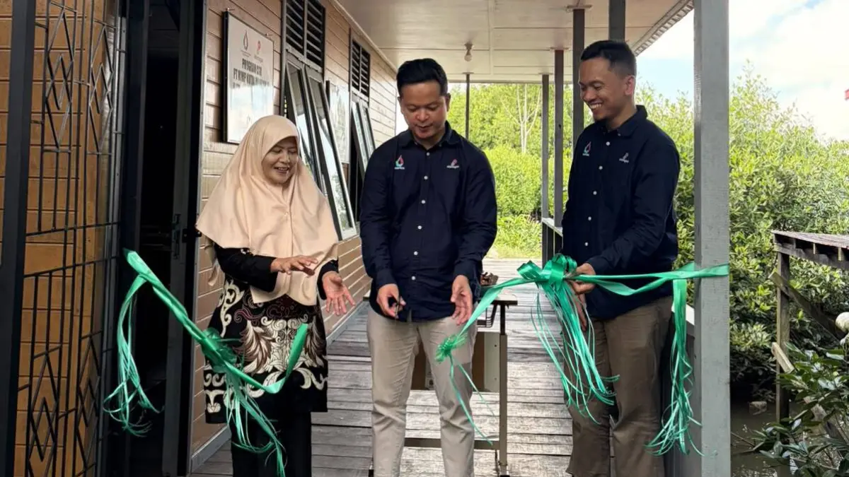 SERAH TERIMA: Direktur PT MPMKM, Ranov Fasallo (tengah) potong pita menandakan acara serah terima pembangunan ruang asesmen nasional berbasis komputer di SD 014 Anggana berjalan sukses dan lancar.