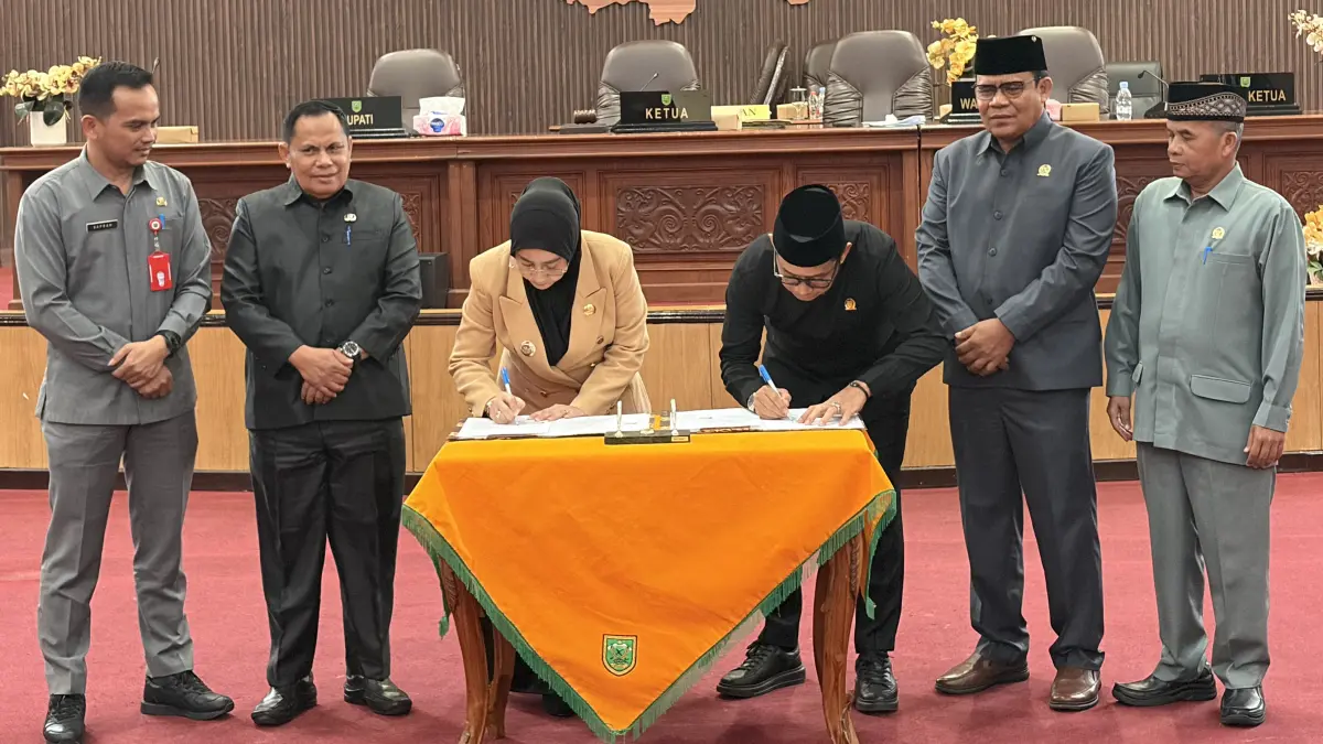 Sri Juniarsih bersama Dedy Okto Nooryanto menandatangani persetujuan Raperda Pertanggungjawaban Pelaksanaan APBD Tahun Anggaran 2025, Senin (20/7). (FOTO IZZA/BP)