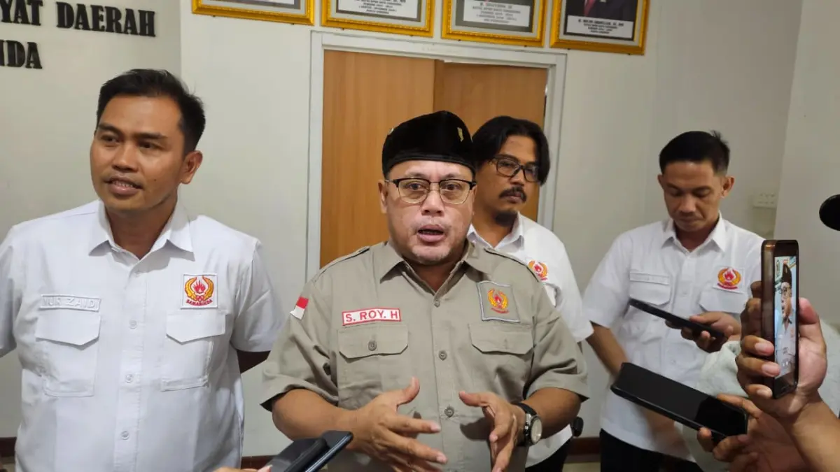 
TARGET TINGGI: Ketua Harian KONI Samarinda Roy Hendrayanto (tengah) didampingi Bendahara Umum KONI Samarinda Nur Zaid (kiri) usai hearing bersama Komisi IV DPRD Samarinda terkait persiapan Porprov VIII Kaltim, Senin (20/7).