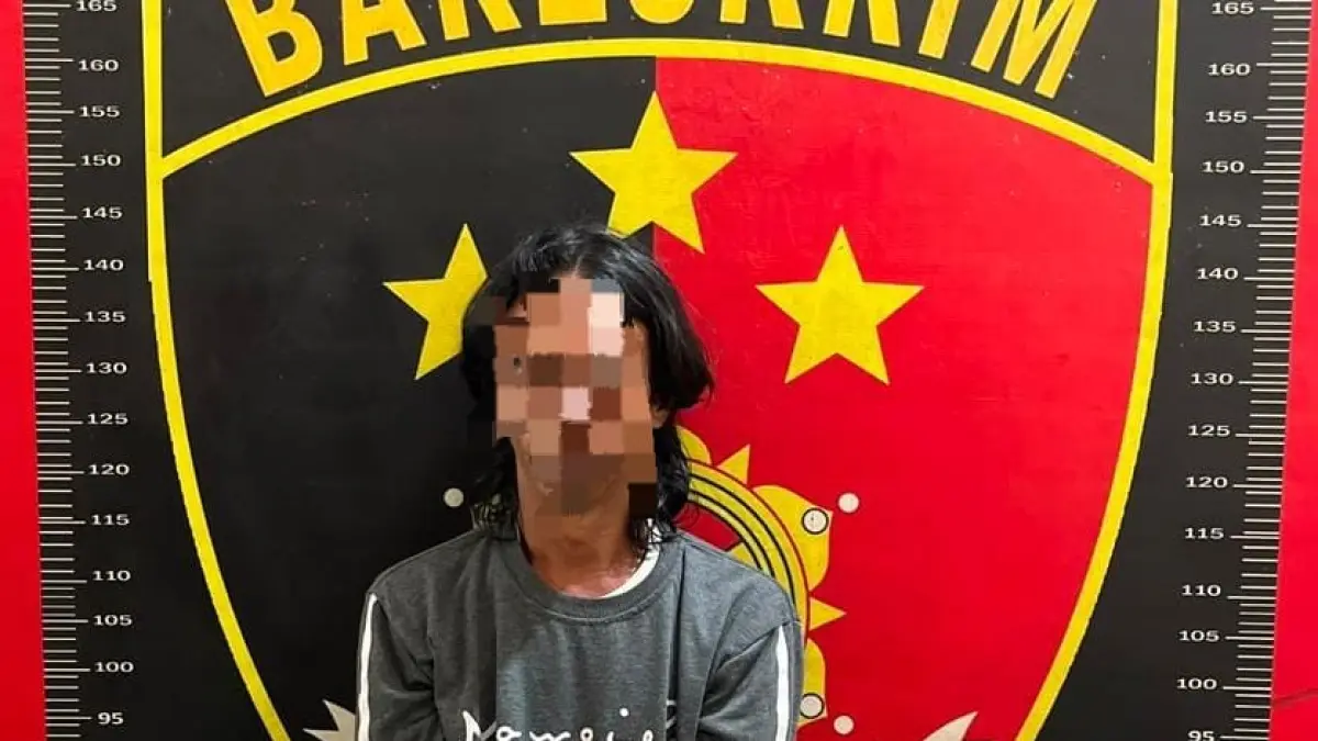 Terduga pelaku peredaran narkotika jenis sabu berinisial UM diamankan Polsek Sangkulirang setelah ditangkap di depan Musala Al-Aqsa, Desa Benua Baru Ilir, Sangkulirang, Kutim, Sabtu (18/7) malam. (IST)

&nbsp;