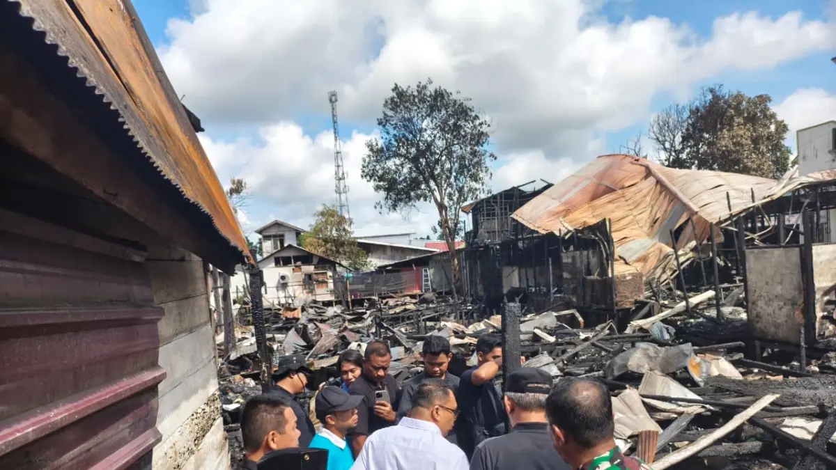 TINJAU. Bupati Kukar Aulia Rahman Basri dan jajaran meninjau lokasi kebakaran di RT 7 Kelurahan Baru, Kecamatan Tenggarong&nbsp;