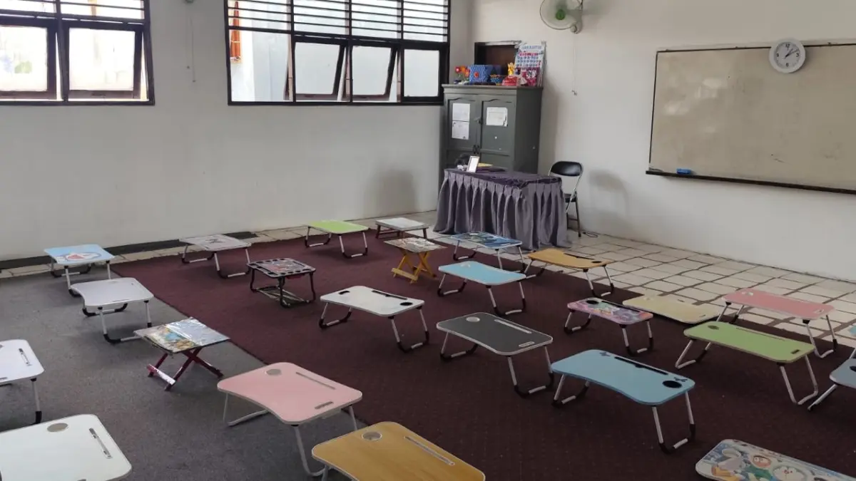 TUNGGU WAKTU: Salah satu ruang kelas di SD 027 Samarinda Ulu yang sempat menggunakan meja lipat untuk kegiatan MPLS beberapa waktu lalu.