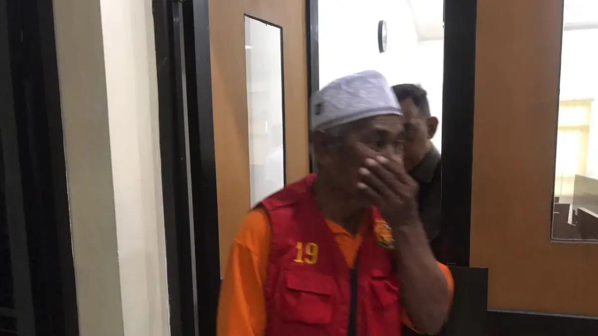 VONIS BERAT: Terhukum Mansyur menutupi wajahnya di hadapan media sesaat sebelum keluar dari ruang sidang di PN Balikpapan. Mansyur divonis 18 tahun penjara. 