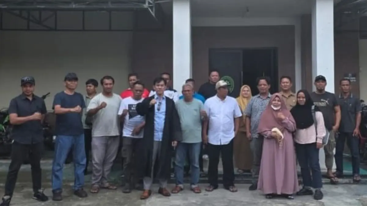 Advokat Yahya Tonang (gunakan toga) saat menghadiri sidang praperadilan di PN Kutai Kartanegara.&nbsp;