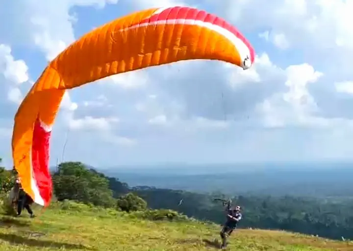 Atlet paralayang Kutai Barat saat melakukan sesi latihan rutin di kawasan Gunung Es Makan Bilem, Kecamatan Nyuatan.