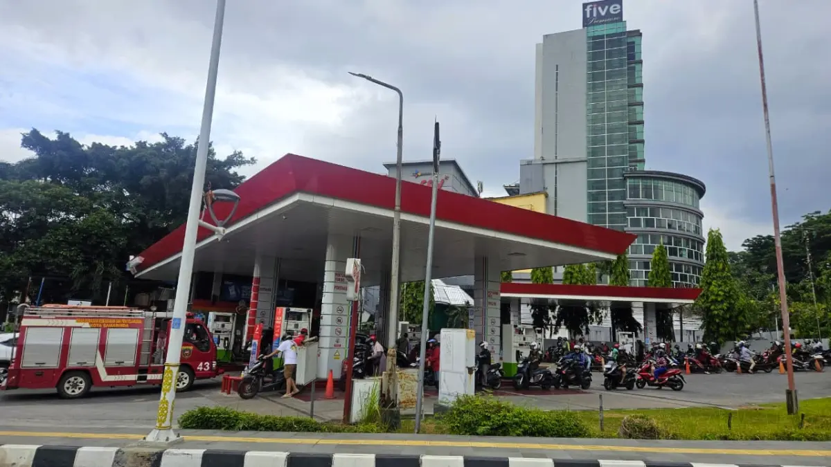 BIKIN MACET:  Antrean kendaran konsumen yang memakan bahu jalan di salah satu SPBU di Samarinda. (HAFIZ/KALTIM POST)