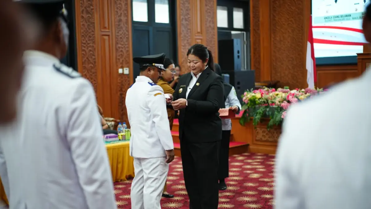 Bupati Angela Idang Belawan memasangkan pin petinggi di Ballroom Lantai 3 Kantor Bupati Mahulu, Selasa (21/7). (JODY KRISTIANTO/KP)
