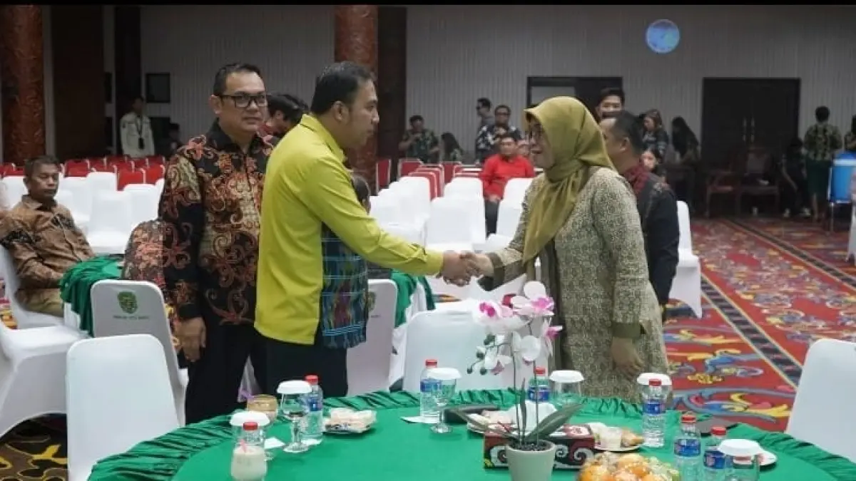 Bupati Kutai Barat Frederick Edwin didampingi Sekretaris Daerah, Erick Victory (kiri) menyambut Kepala DPMPD Kaltim Siti Sugiyanti pada gala dinner Gelar TTG XII di Auditorium Aji Tulur Jejangkat, Sendawar, Senin (20/7).