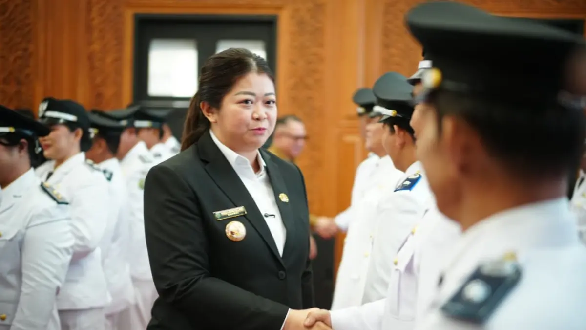 Bupati Mahulu Angela Idang Belawan memberikan ucapan selamat kepada para petinggi yang telah dilantik di Ballroom Lantai 3, Selasa (21/7). (JODY KRISTIANTO/KP)