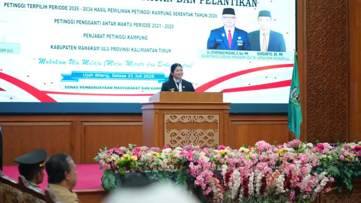Bupati Mahulu Angela Idang Belawan menyampaikan sambutan di Ballroom Lantai 3 Kantor Bupati, Selasa (21/7). (JODY KRISTIANTO/KP)